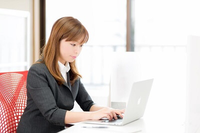パソコンで仕事を行う女性